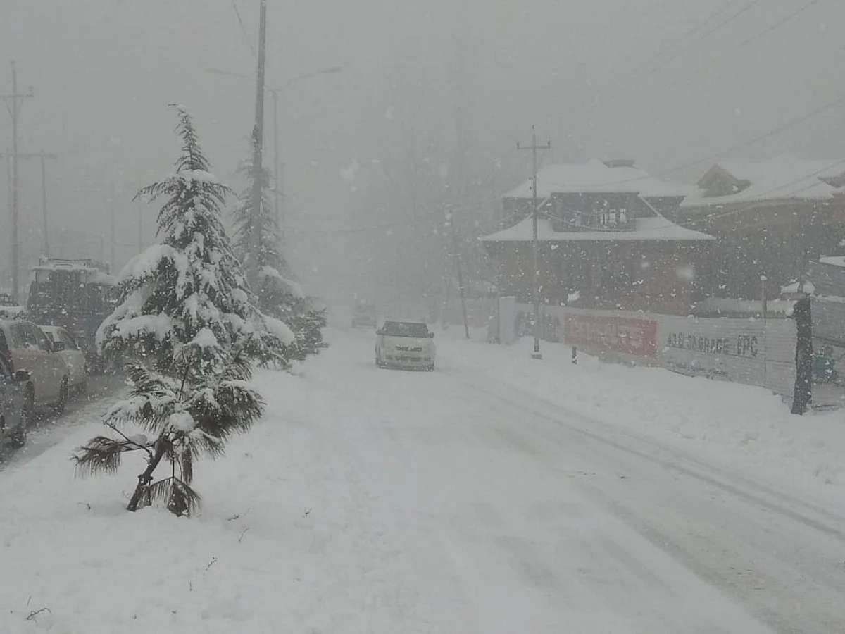 Snow in valley, rain in Jammu