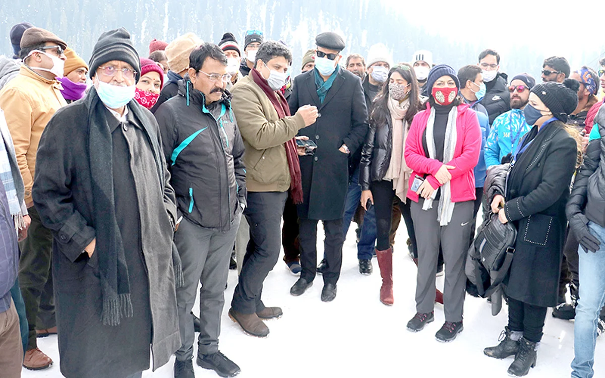 Parliamentary panel meets Gulmarg hoteliers