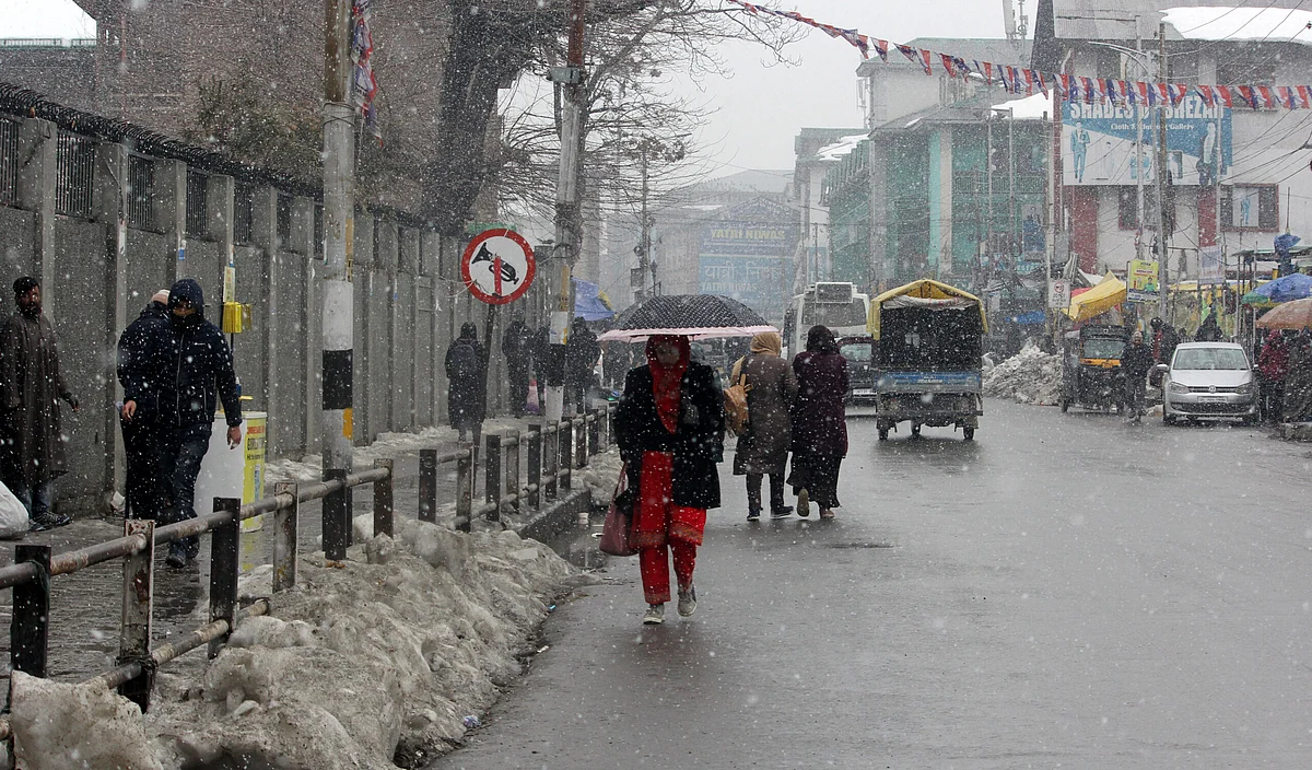 Srinagar received light snowfall on Thursday. Pic: Aman Farooq/GK File