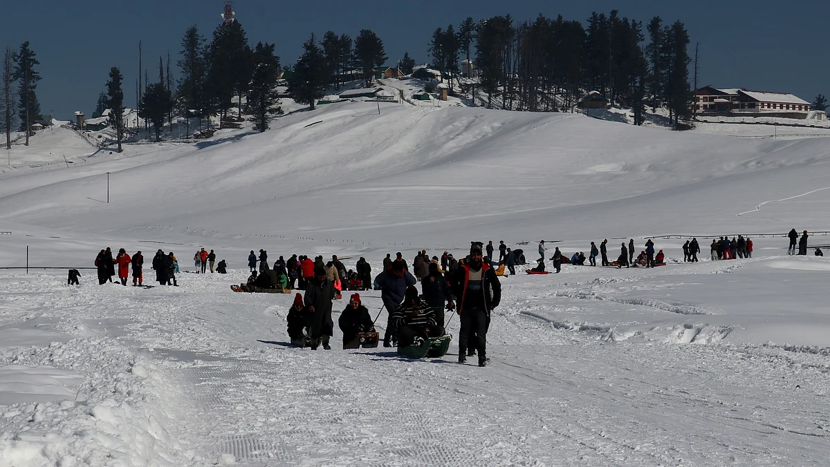The basic and less steep slope in Gulmarg is often used by amateur skiers and sledge pullers .