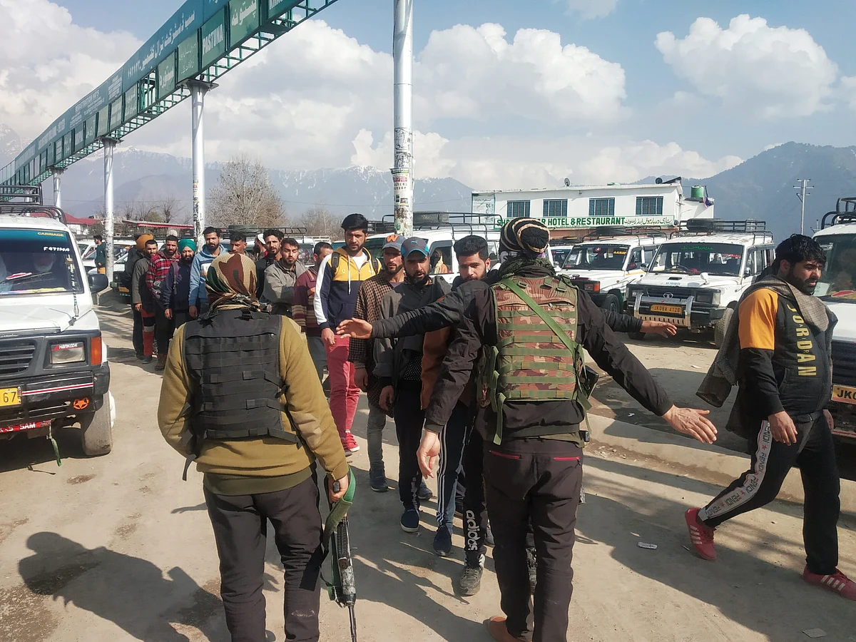Mass frisking in Tral