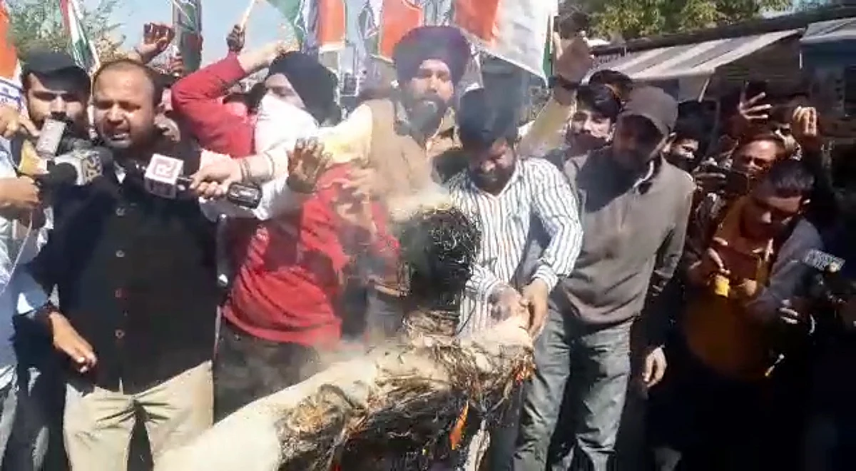 J&K Cong faces rift; one group protests against Azad, another shows solidarity with him