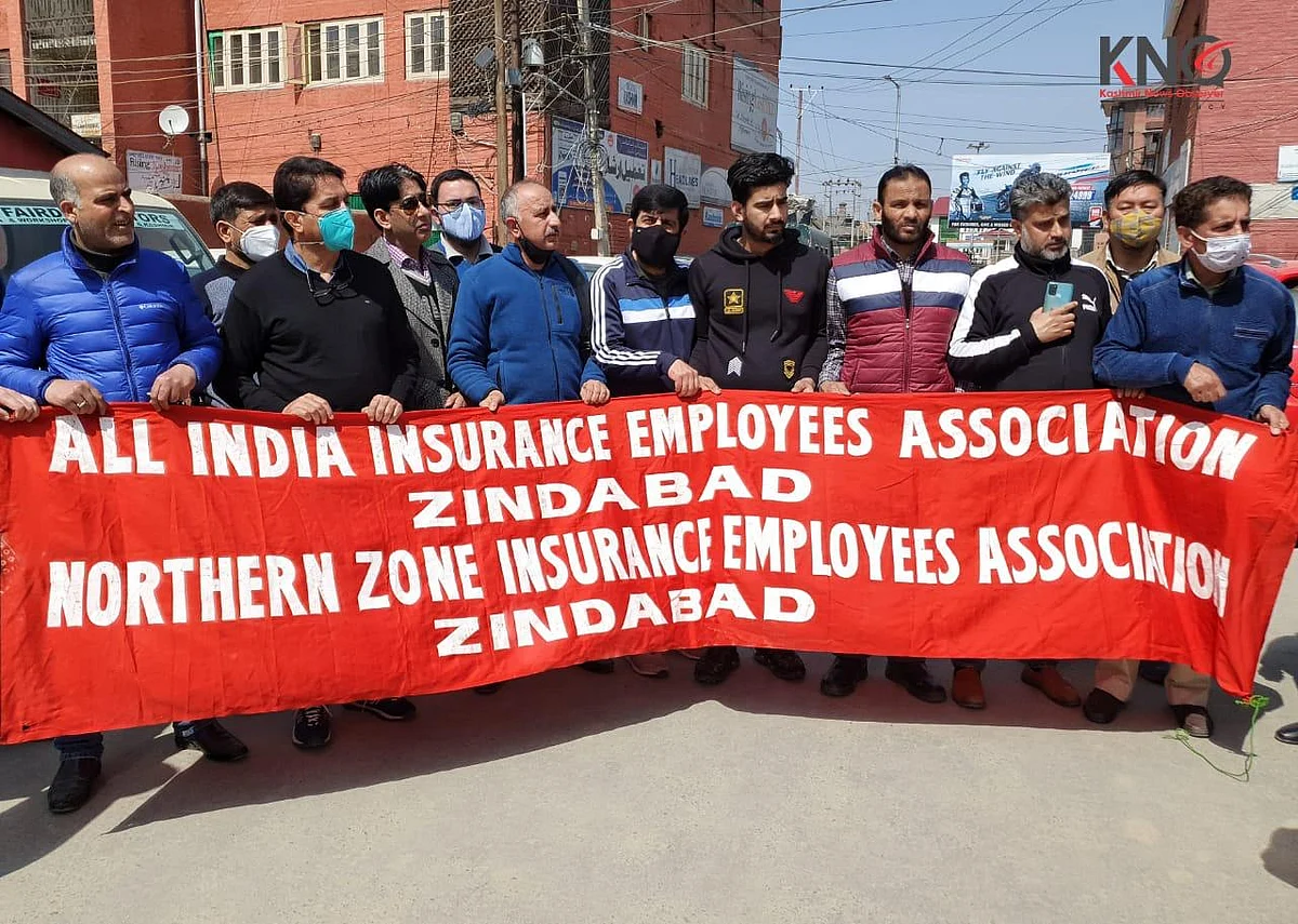 Protest against IPO, increase in FDI in LIC India by Srinagar based employees