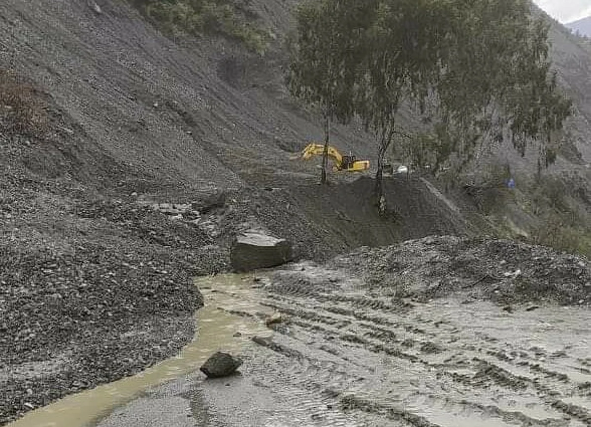 J&K highway shut for second straight day