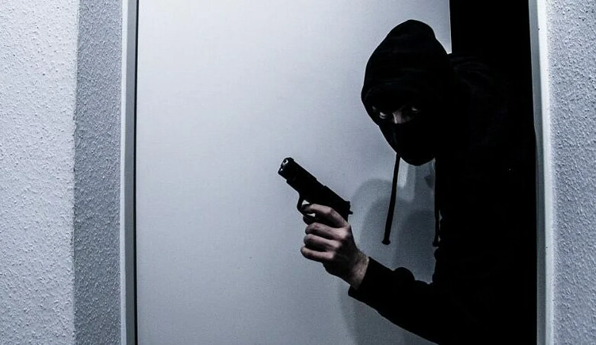 Gunmen loot Rs 2 lakh cash from J&K Bank branch in central Kashmir’s Budgam