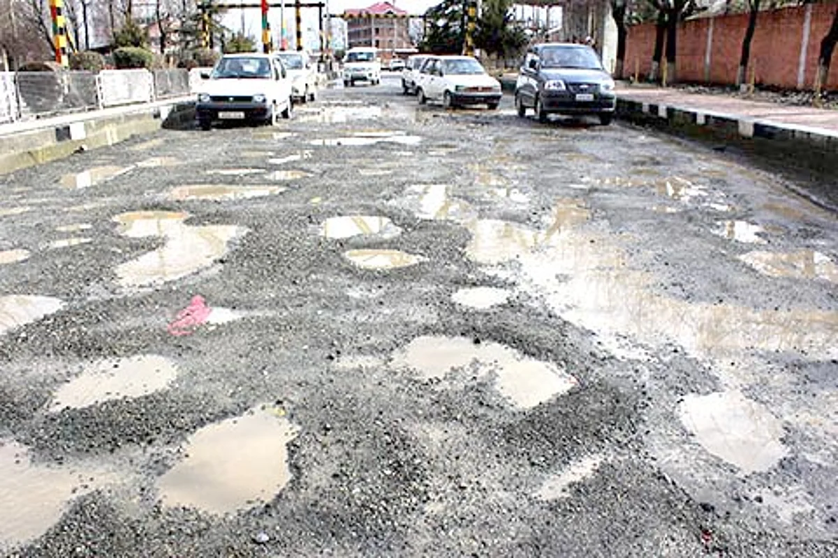 Potholes turn Baramulla highway into a ‘cesspool’