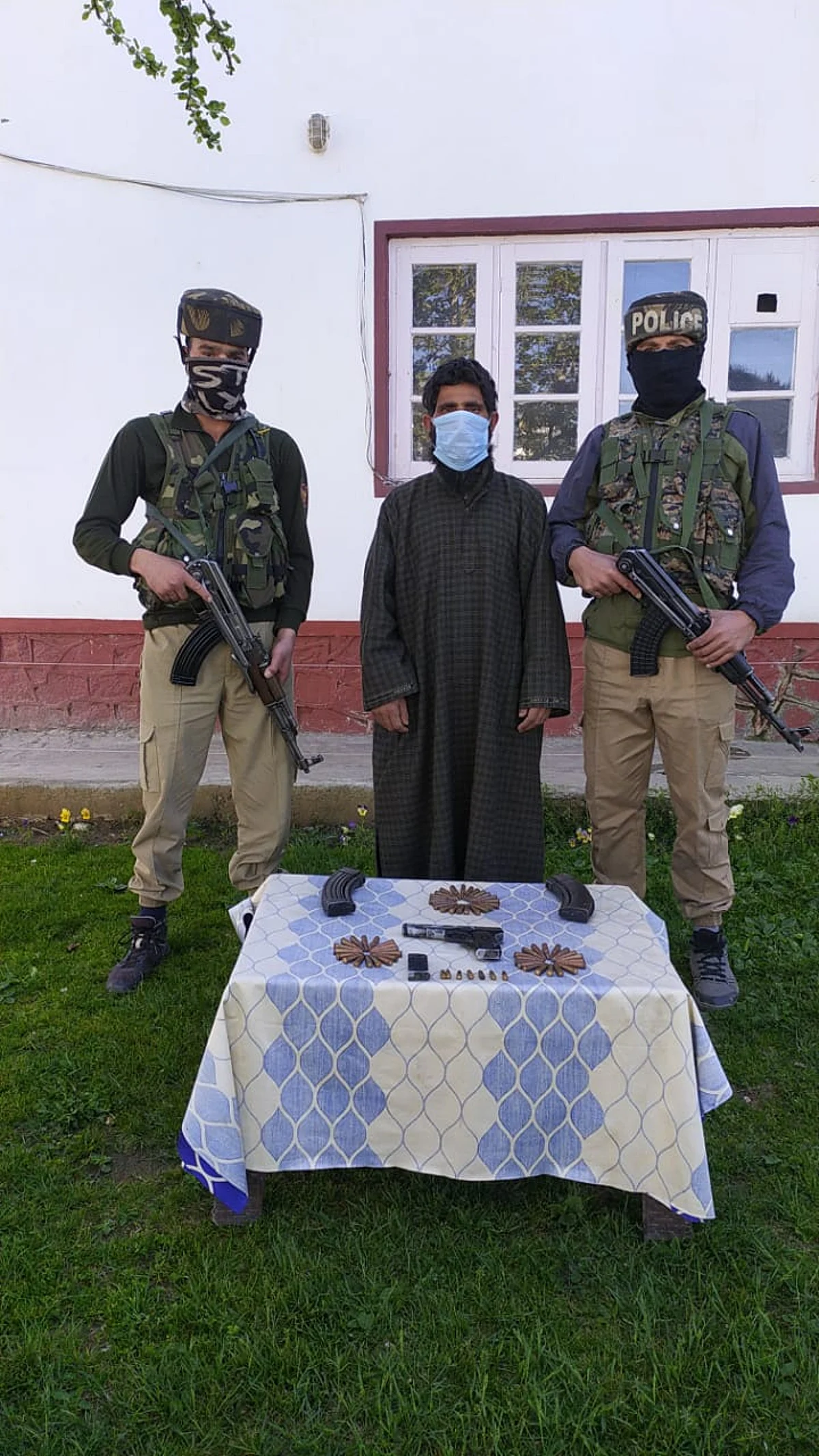 Budgam police arrested Al-Badr militant.
