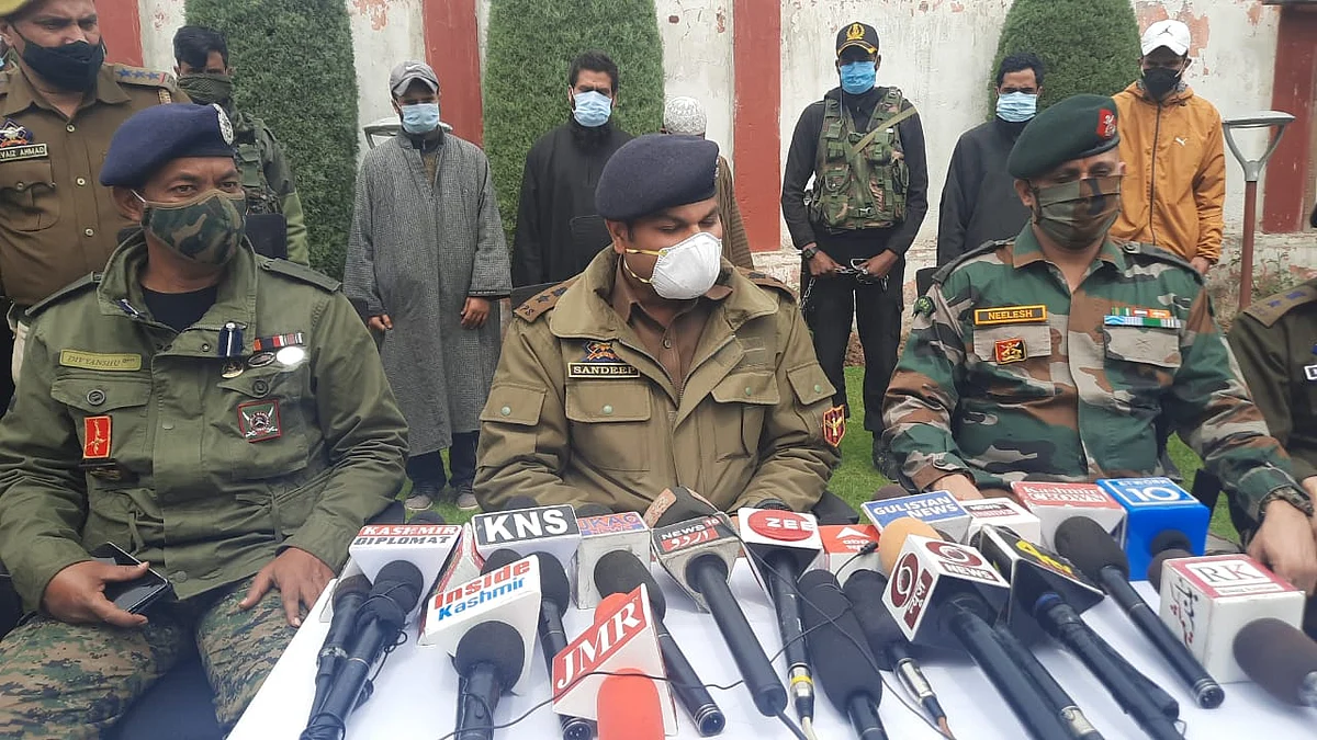 Two Al Badr militants, 3 OGWs held with arms and ammunition in Handwara: police