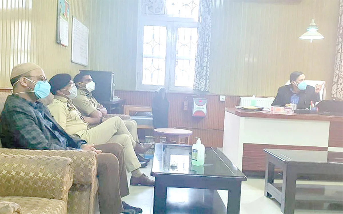 SSP Srinagar assures doctors of full cooperation in fight against COVID19