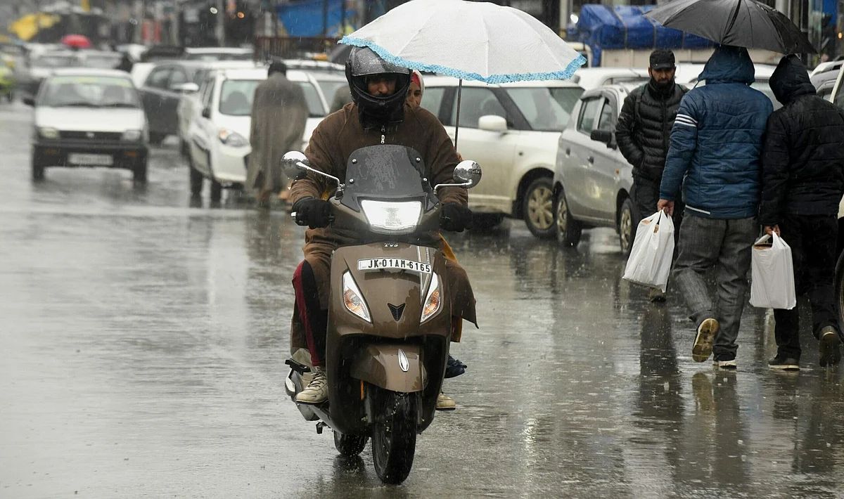 A motorist drives amid a rainy day in Srinagar on Thursday March 11, 2021. GK File/Mubashir Khan