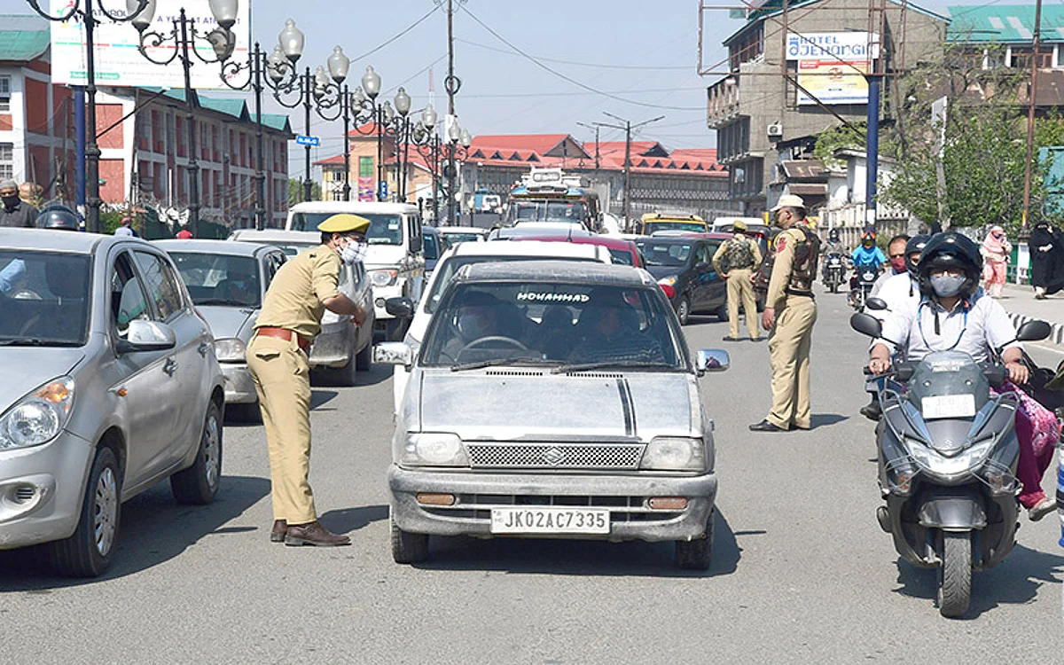 Police tightens Corona curfew in Srinagar