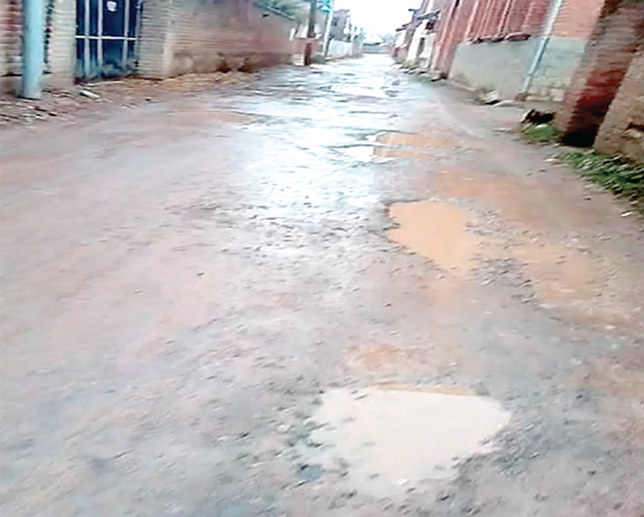 Madina Enclave residents demand repairs of road