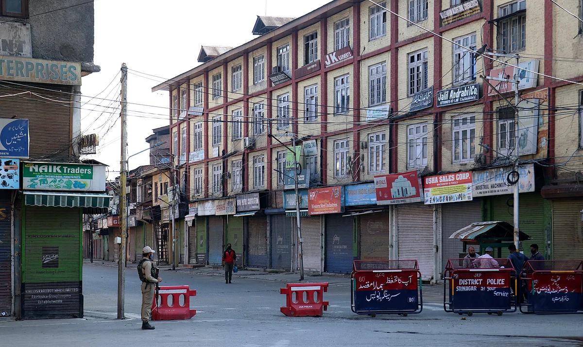 Corona restrictions continue in Kashmir for 29th day