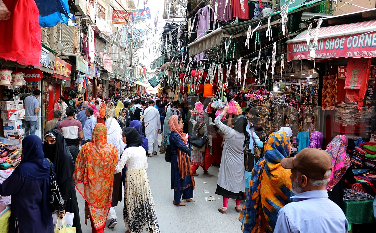 Markets abuzz with Eid shoppers in Bhadarwah