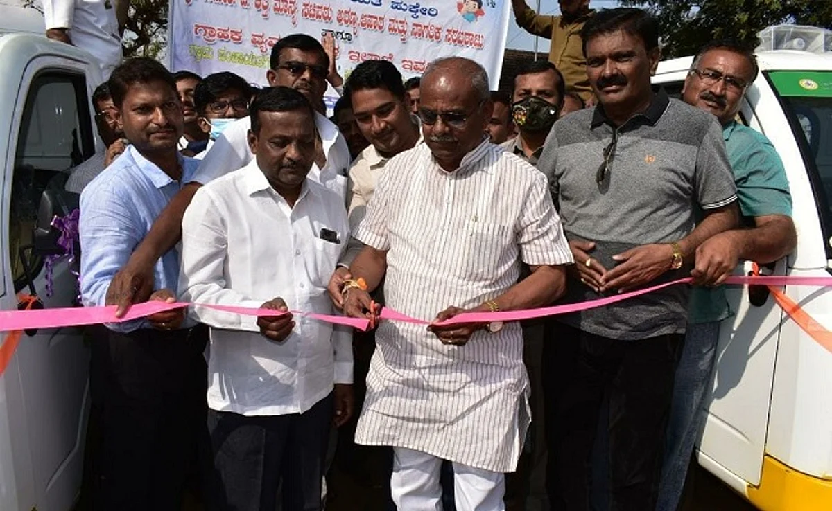 K'taka Minister Umesh Katti shuns mask in public function
