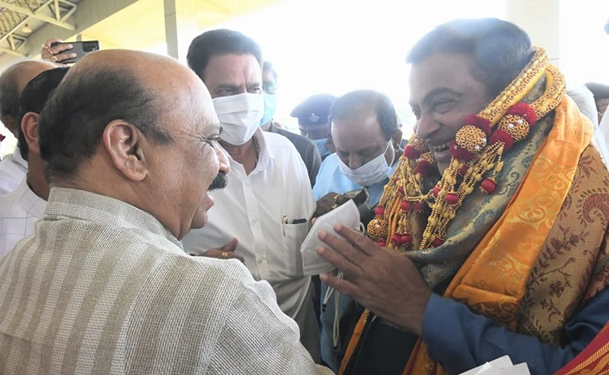 Nitin Gadkari arrives in K'taka to inaugurate slew of projects