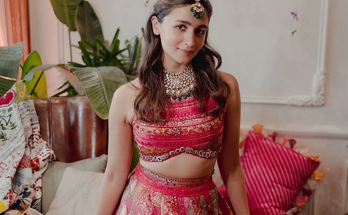 Alia Bhatt's mehendi lehenga took 3,000 hours to make!