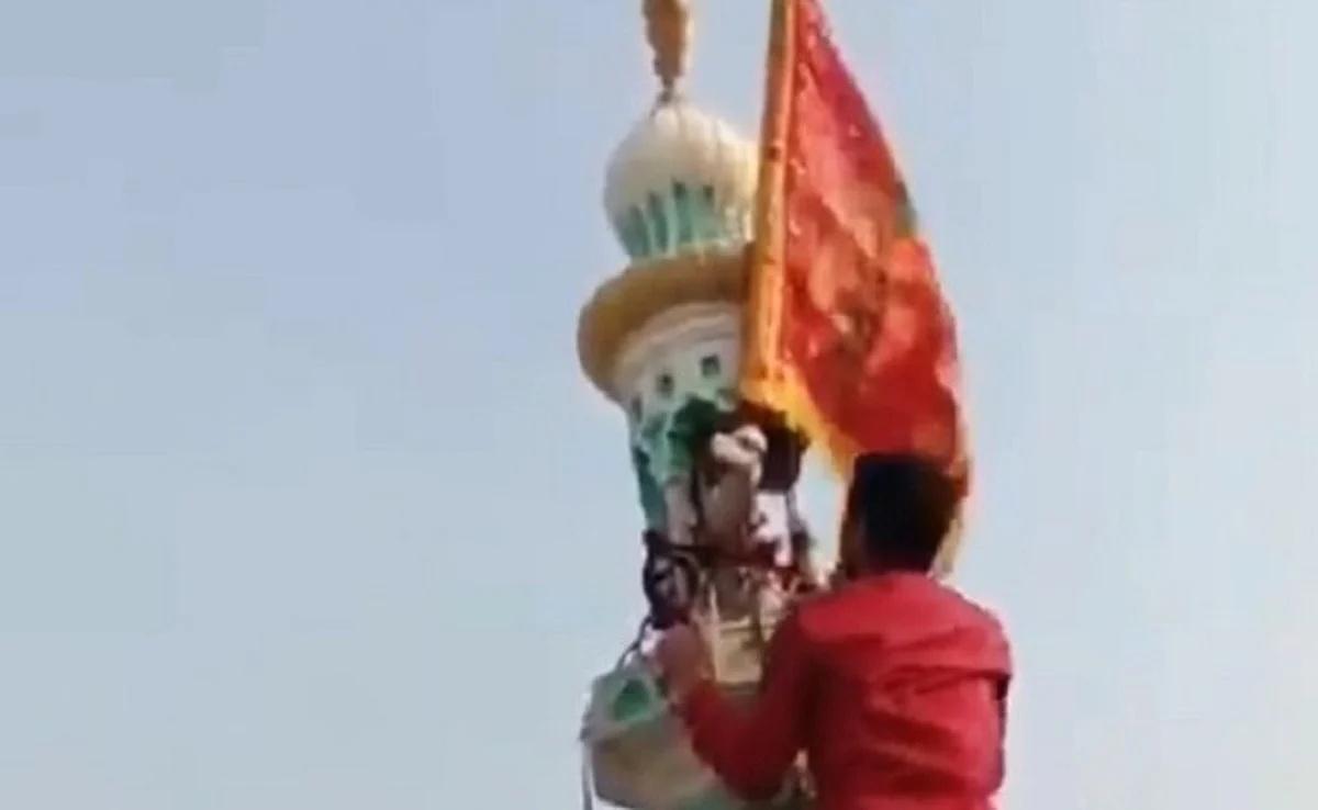 K'taka tense after miscreants hoist saffron flag on mosque