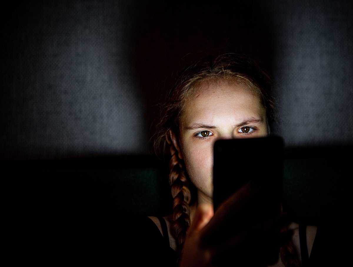 1 in 5 U.S. Parents Worry Their Teen Is Addicted to the Internet - Vimarsana News
