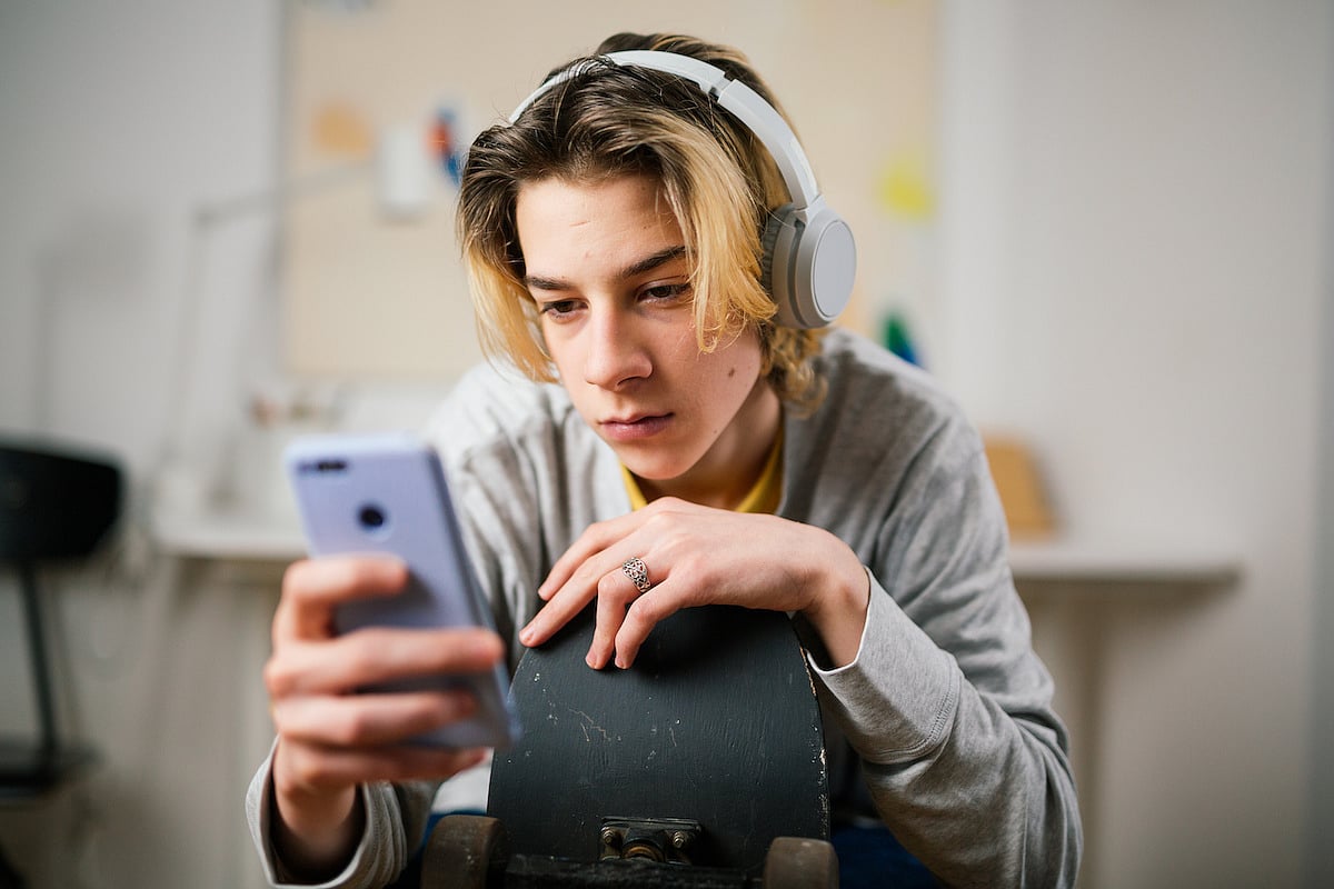 Kids Consume More Mature Media When Parents Overuse Screens