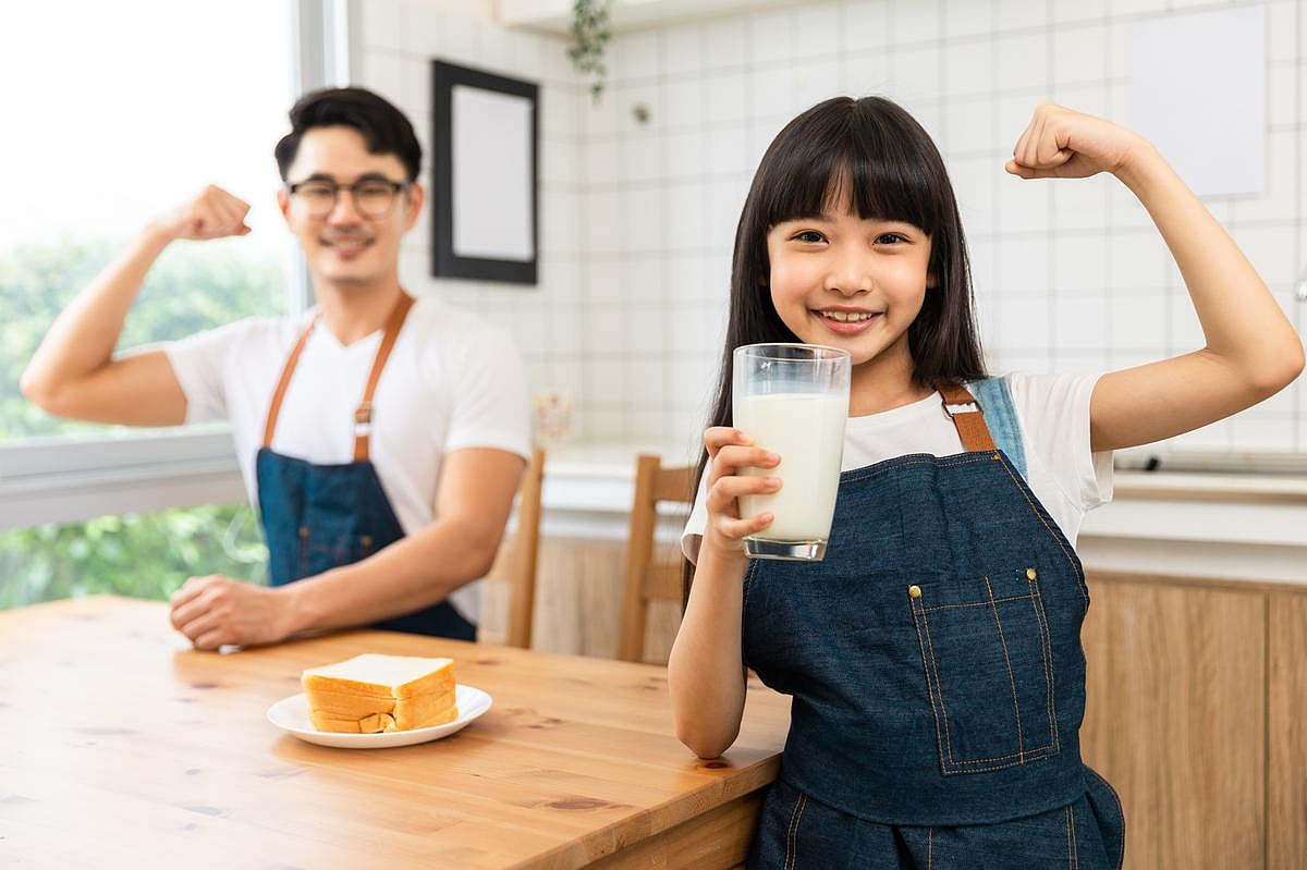 Water, Plain Milk Are the Healthiest Drinks for Kids