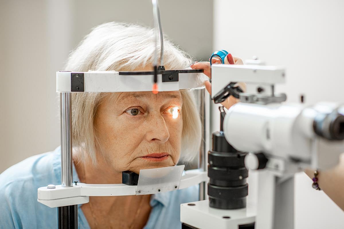 Light Therapy Might Help Ease 'Dry' Form of Macular Degeneration