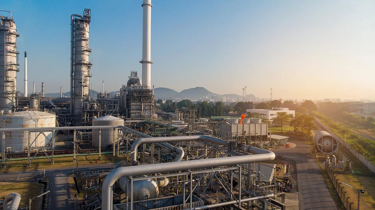 > Via Healthday<p> Miércoles 30 de julio de 2025-Las reducciones en la contaminación del aire relacionada con los combustibles fósiles están vinculadas a los beneficios de salud pulmonar a corto y largo plazo para los residentes cercanos, según un estudio publicado en línea el 22 de julio en el American Journal of Respiratory y Critical Care Medicine. </p> <p> Wuyue, Ph.D. y George D. Thurston, Sc.D., Tanto la Universidad de Nueva York en Nueva York, en Nueva York, en Nueva York, en Nueva York, en Nueva York, en Nueva York, en Nueva York. Cambios inmediatos y/o a más largo plazo en las hospitalizaciones respiratorias y las visitas al departamento de emergencias entre la población que residen cerca de la planta de coque Shenango cerca de Pittsburgh en el momento de su cierre (enero de 2016). El análisis incluyó hospitalizaciones respiratorias y recuentos de visitas al departamento de emergencias por parte de los residentes que viven en códigos postales que rodean la planta, así como en los sitios de control de comparación, tres años antes y después de la fecha de cierre (2013 a 2018). </p>.<p> Los investigadores encontraron que el cierre de la planta se asoció con una disminución inmediata del 20.5 por ciento para las visitas semanales del departamento de emergencias respiratorias y una disminución inmediata del 41.2 por ciento en las visitas al departamento de emergencias de asma pediátrica. Luego, hubo un 4 por ciento adicional por mes a más largo plazo. En comparación con la previo, también se observaron reducciones a más largo plazo para las hospitalizaciones de enfermedades pulmonares obstructivas crónicas. </p> <p>