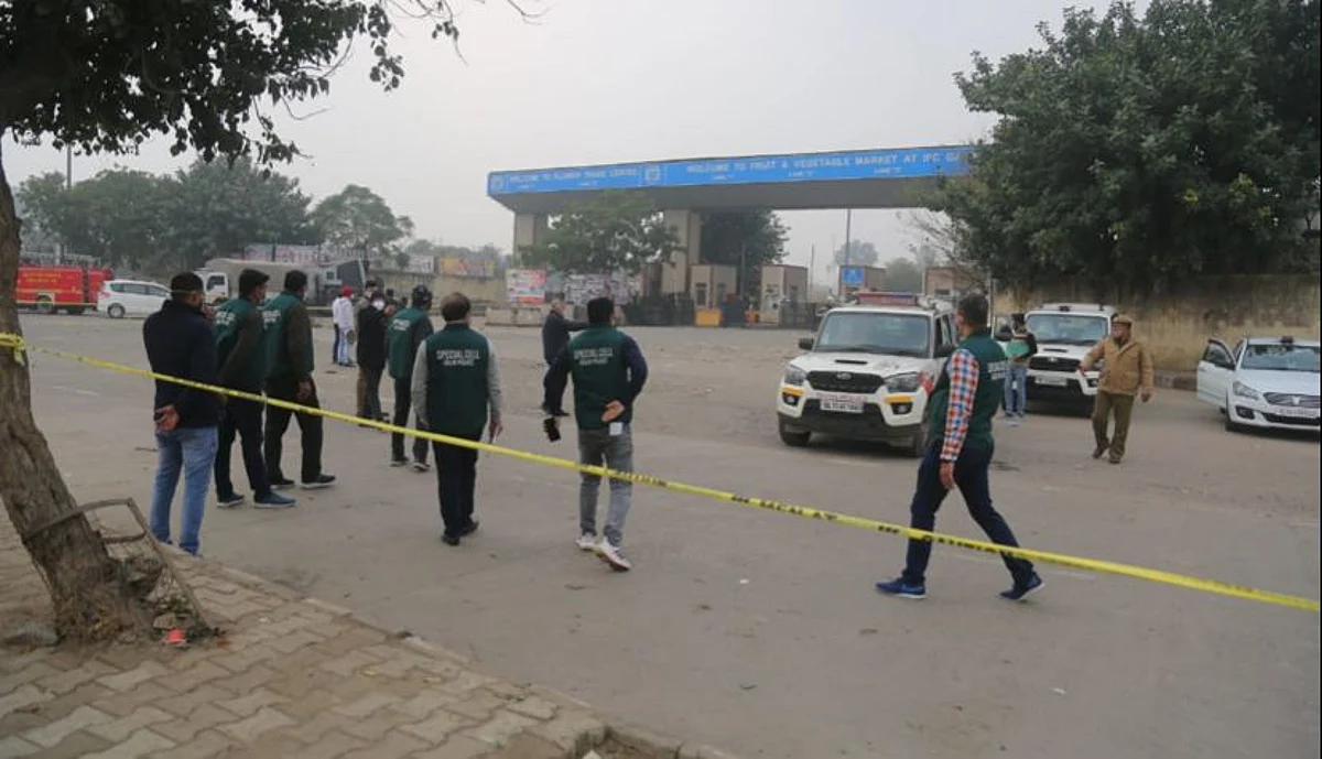 Delhi Bomb News: गाज़ीपुर मंडी में लावारिस बैग में मिला बम, मौक़े पर पहुंचा बम निरोधक दस्ता