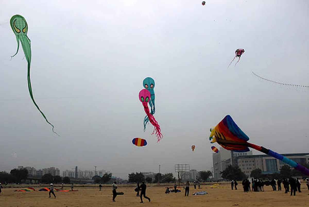 Makar Sankranti 2022: काई पो छे की आवाज़ों से गूंजता है आसमान, सूर्य देव की होती है पूजा