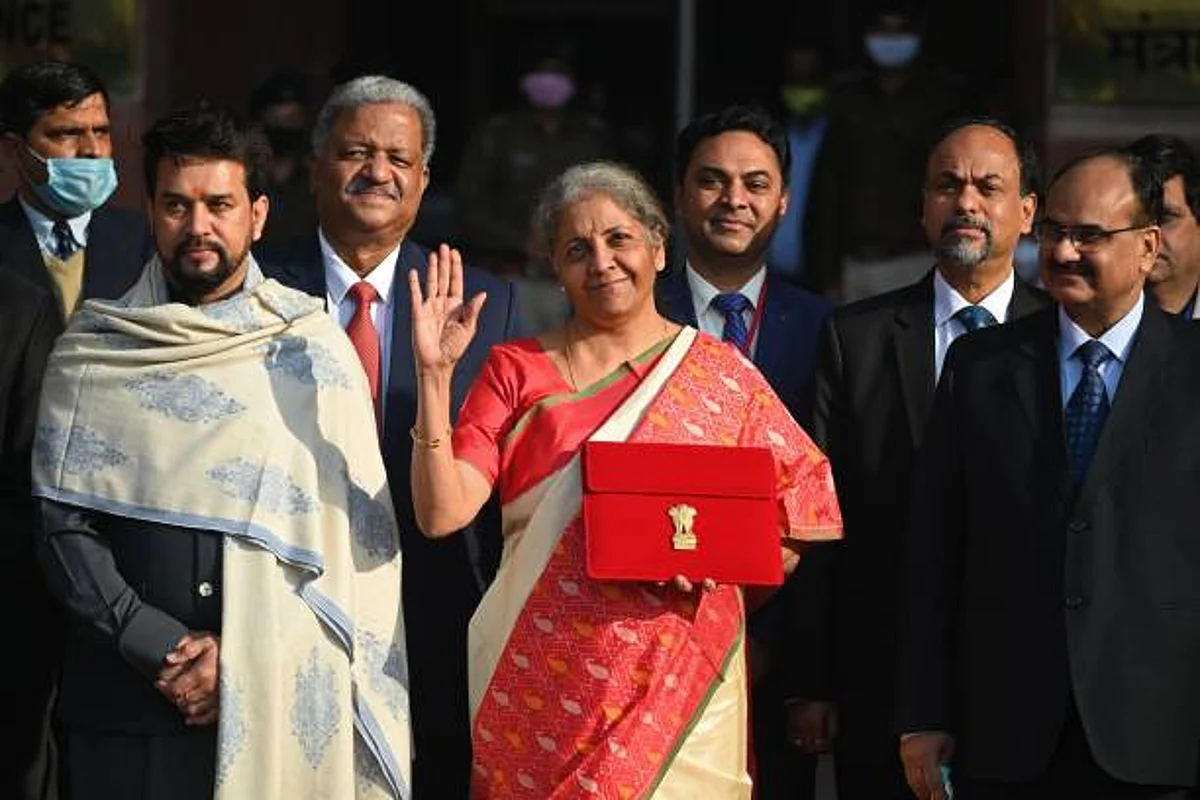 Union Budget 2022: इस साल की बजट परंपरा में हुआ बदलाव, हलवे की जगह बांटी मिठाईयां