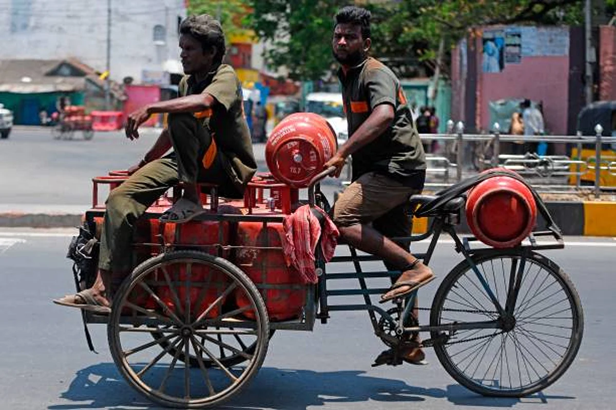 LPG Cylinder Price Reduced: तेल कंपनियों ने घटाई कीमत, चुकाने होंगे बस इतने रुपए