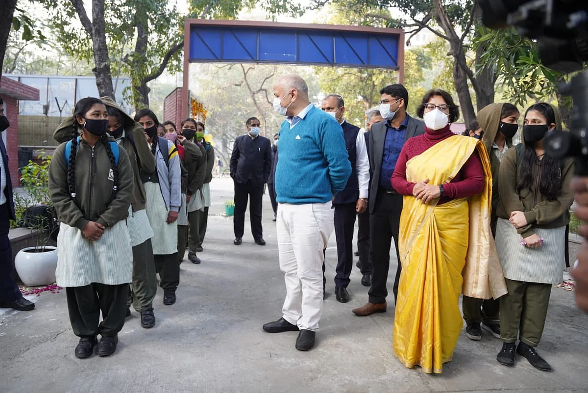 Delhi School Reopen: राजधानी में खुले स्कूल, बच्चों से मिलने पहुंचे Manish Sisodia