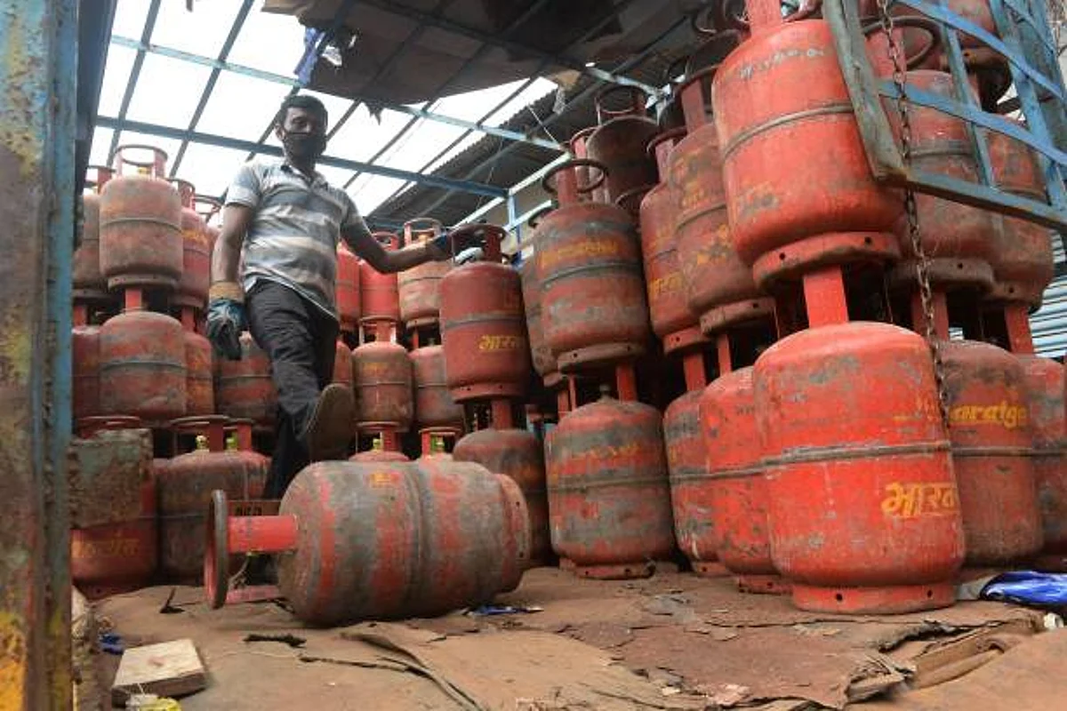 आम जनता पर पड़ी महंगाई की दोहरी मार, दूध के बाद अब LPG सिलेंडर की कीमत में आया उछाल