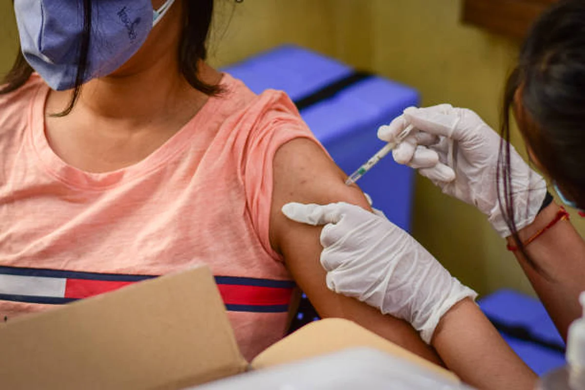 Covid-19 Vaccination: 12-14 साल के बच्चों और बूस्टर डोज़ पर आया बड़ा फैसला