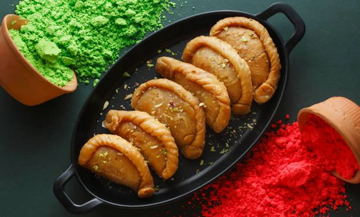 Holi 2022 Special Dishes: रंगों के त्योहार के साथ-साथ इन रंगीन व्यंजनों के लिए भी माना जाता है खास