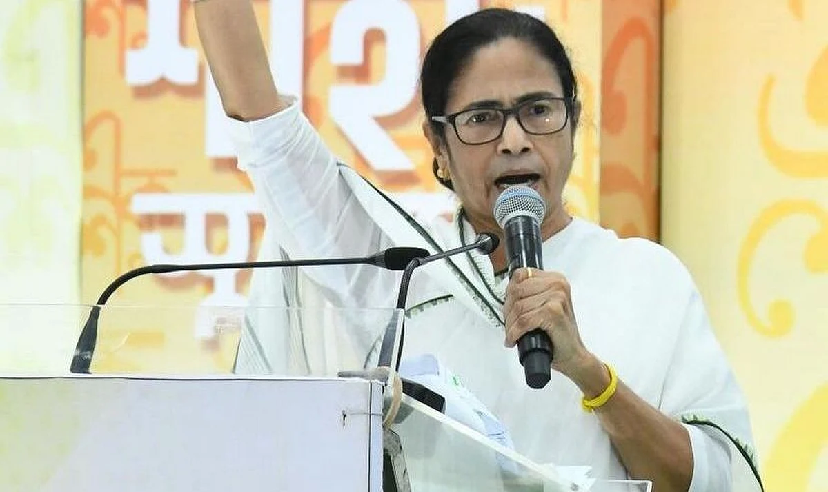 भाजपा के खिलाफ़ ममता बनर्जी ने छेड़ी जंग, आज करेंगी चुनाव आयोग का रुख