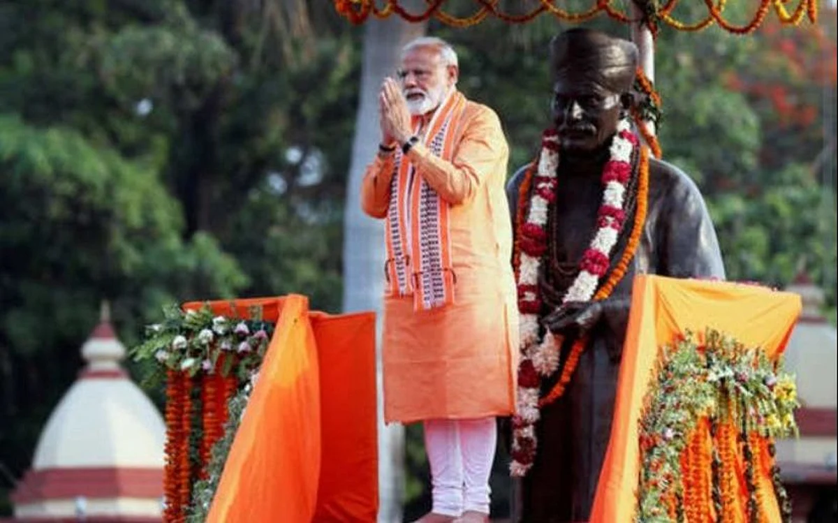 वाराणसी में प्रधानमंत्री Narendra Modi के रोड शो में उमड़ा जन सैलाब, हुई फूलों की वर्षा