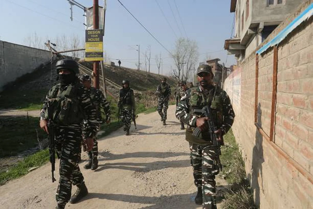 कश्मीर में फिर हुआ आतंकी हमला, सीआरपीएफ के दो जवान घायल