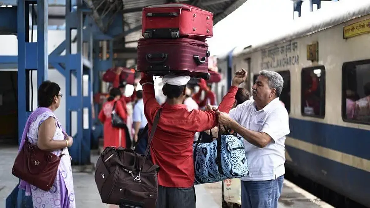 IRCTC Luggage Rules: यात्रा के दौरान ज्यादा सामान ले जाना पड़ सकता है महंगा, रेलवे ने जारी किये नये नियम