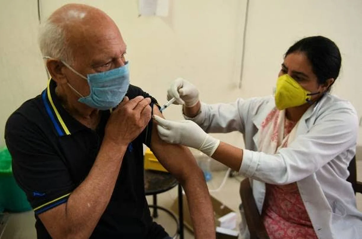 A medical worker inoculates a man with a dose of the Covishield coronavirus vaccine at a civil hospital in Amritsar on April 21, 2021. (Photo by NARINDER NANU / AFP) (Photo by NARINDER NANU/AFP via Getty Images)