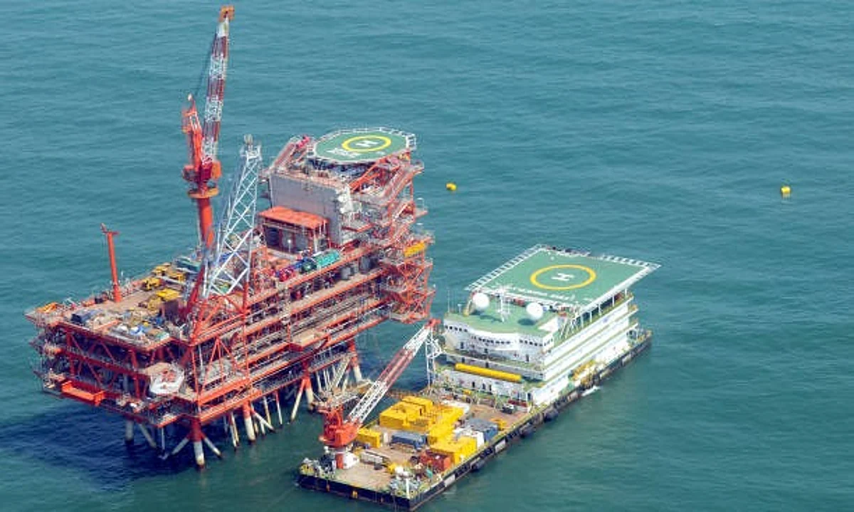 MUMBAI, INDIA MAY 7, 2007: Control and raiser platform at reliance industries Krishna Godavari Water Basin. (Photo by Abhijit Bhatlekar/Mint via Getty Images)