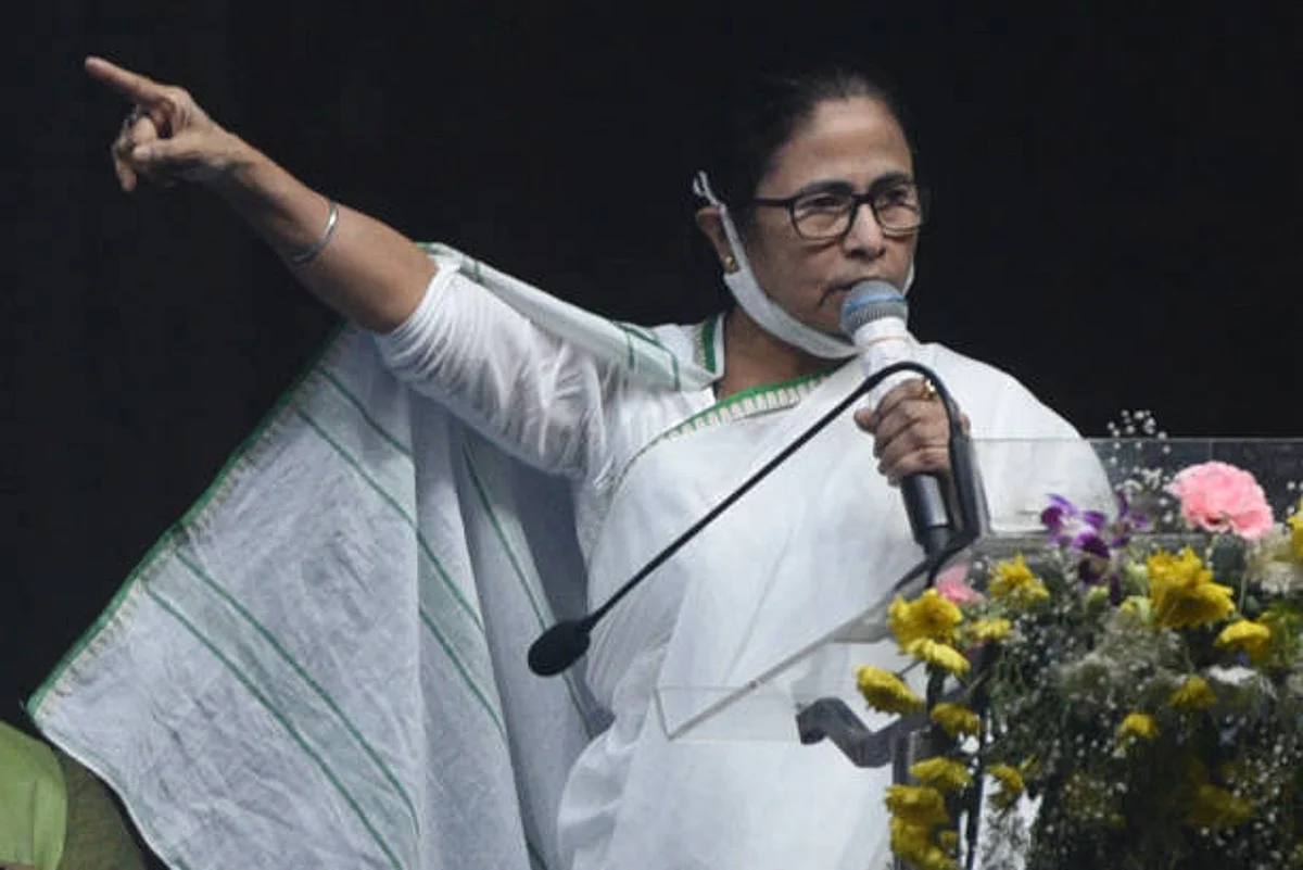 नारदा घोटाले (Narada scam) के आरोपी TMC(तृणमूल कांग्रेस) के नेताओं को हाई कोर्ट ने घर में ही नज़रबन्द करने का आदेश CBI(Central Buerau Of Investigation) को जारी किया है।