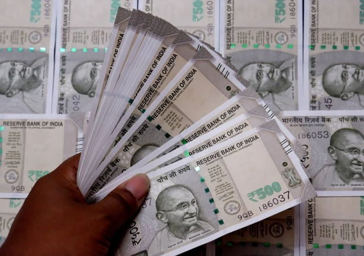 INDIA - 2020/04/04: In this photo illustration Five hundred Rupee notes are seen on display. (Photo Illustration by Avishek Das/SOPA Images/LightRocket via Getty Images)