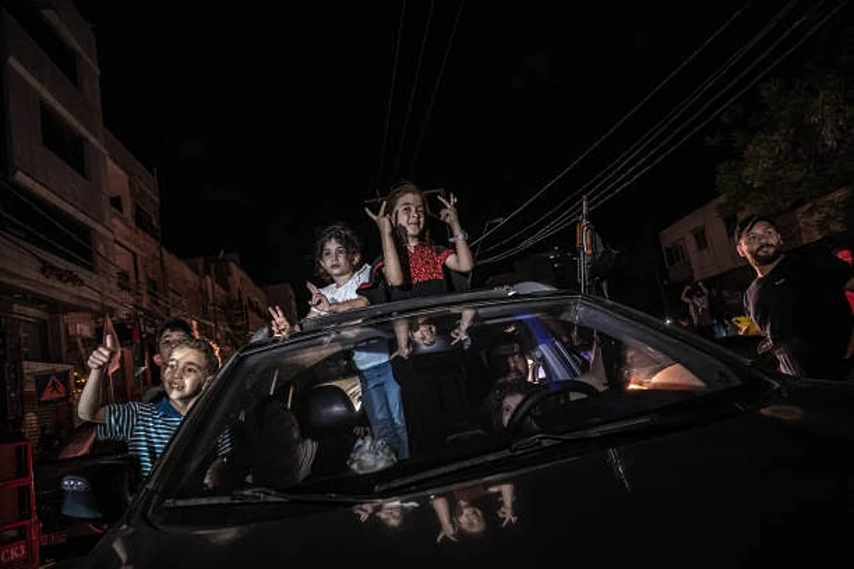 GAZA CITY, GAZA - MAY 21: Palestinians celebrate the cease-fire agreement between Israel and Hamas on May 21, 2021 in Gaza City, Gaza. Yesterday, Israel's cabinet and Hamas, the militant group that rules Gaza, agreed on a ceasefire starting in the early hours of this morning. The recent fighting, which has killed over 230 Palestinians, many of them women and children, and 13 Israelis, began on May 10th after rising tensions in East Jerusalem. (Photo by Fatima Shbair/Getty Images)