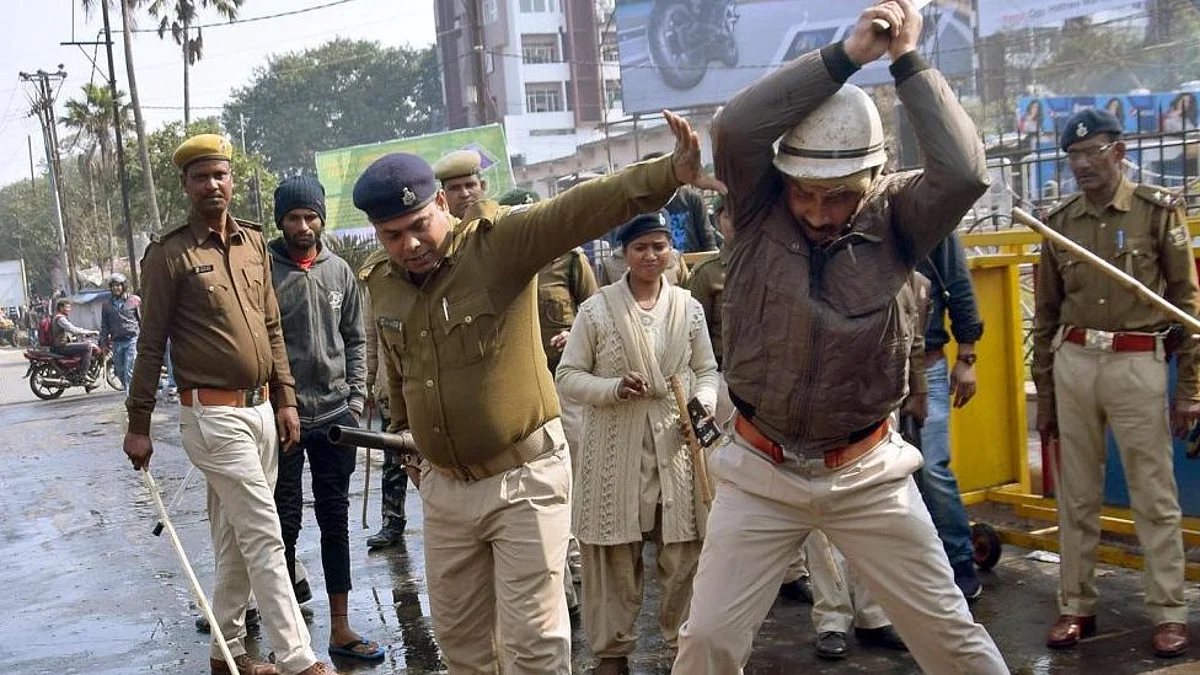 Indore Police के कर्मियों ने बर्बरता से मारा, जानिए क्या हुआ है इस सब्जी वाले के साथ?