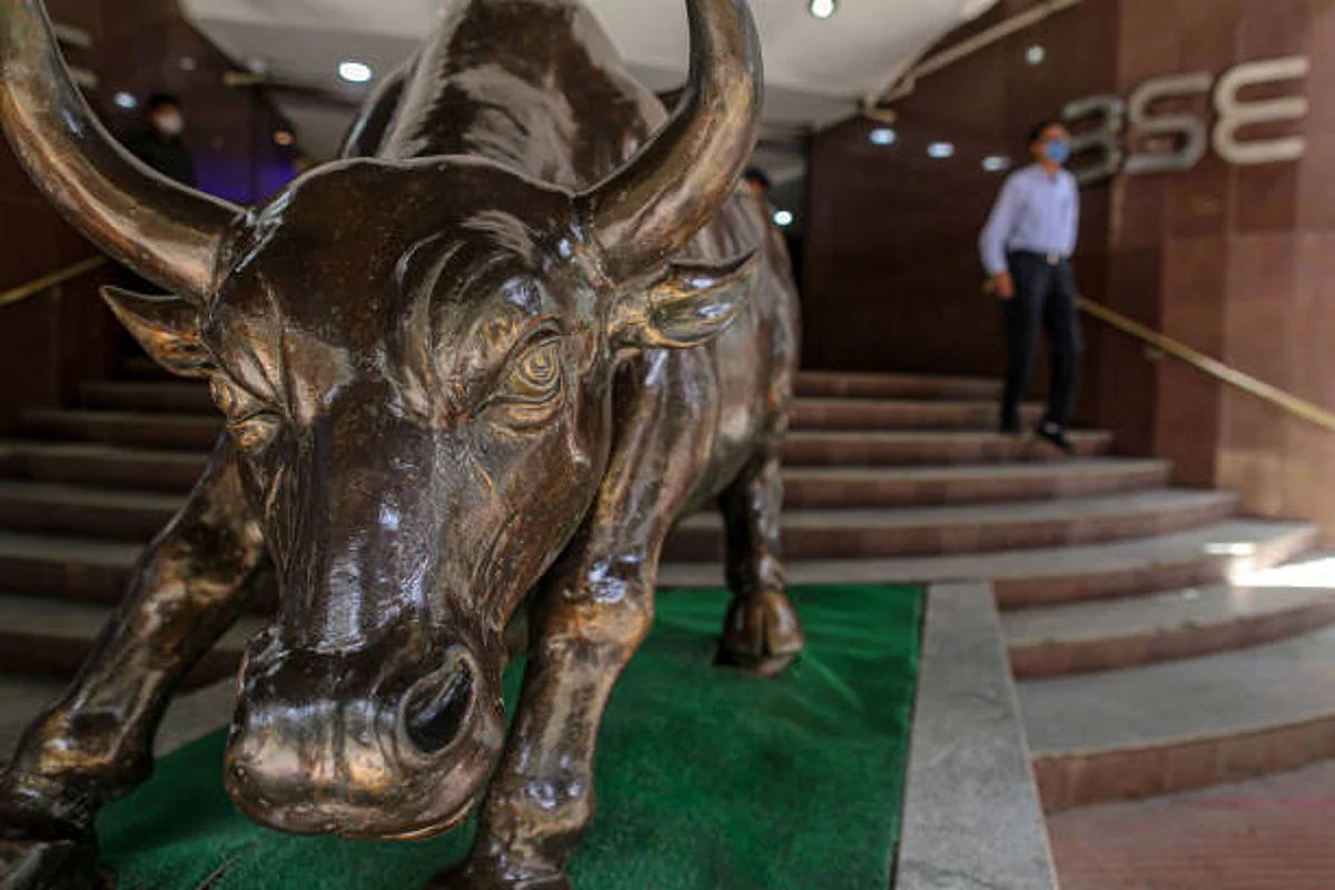 Stock Market: सेंसेक्स और निफ़्टी गिरे धड़ाम, LIC Housing और Adani Ports लगभग 3 प्रतिशत घाटे में