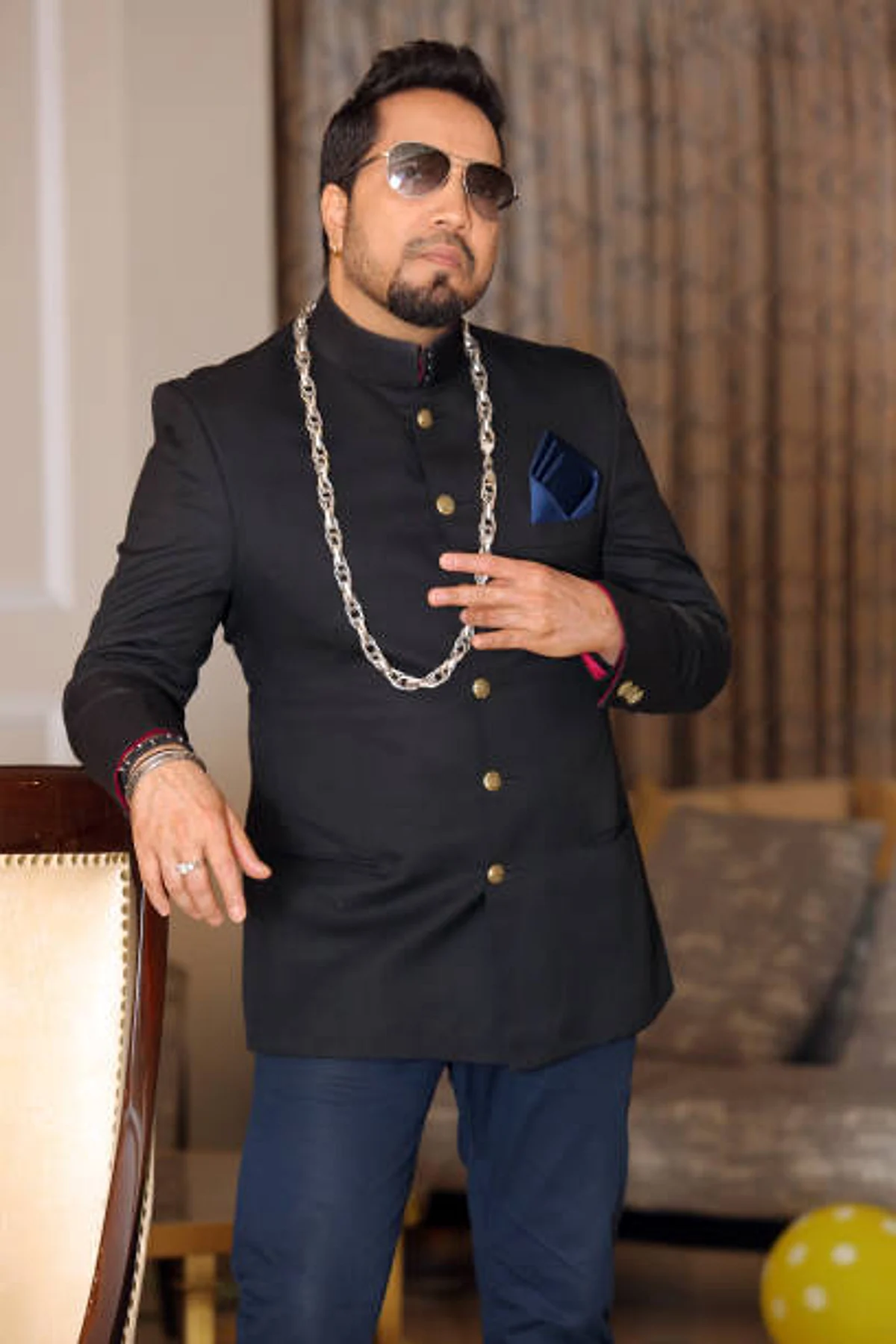 Rakhi Sawant को किस करने के साथ साथ इन विवादों के लिए भी जाने जाते हैं Mika Singh