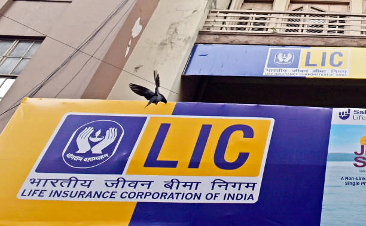 LIC NEWS: कंपनी में अपनी हिस्सेदारी को दो चरणों में बेचने की तैयारी में सरकार