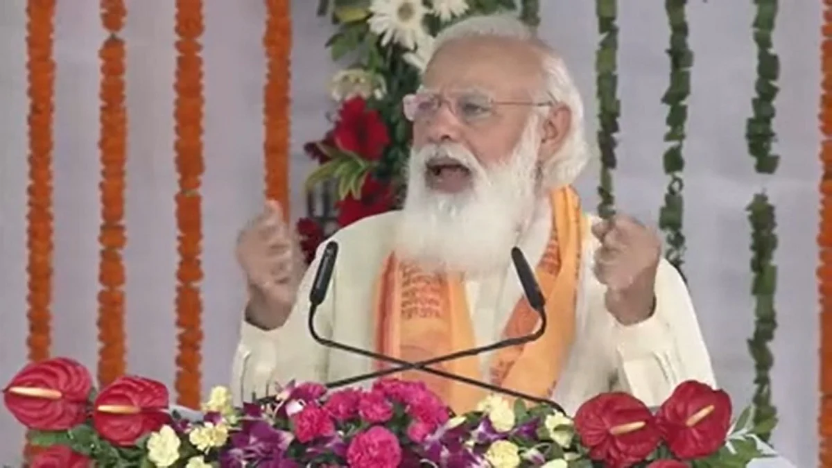 PM Narendra Modi: वाराणसी में 1500 करोड़ रुपये से अधिक की परिजोजनाओं का किया उद्घाटन