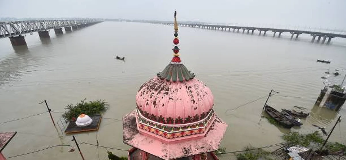 Uttar Pradesh News: बाढ़ के कहर ने किया जीवन बेहाल, खतरे के निशान से ऊपर बह रही है गंगा